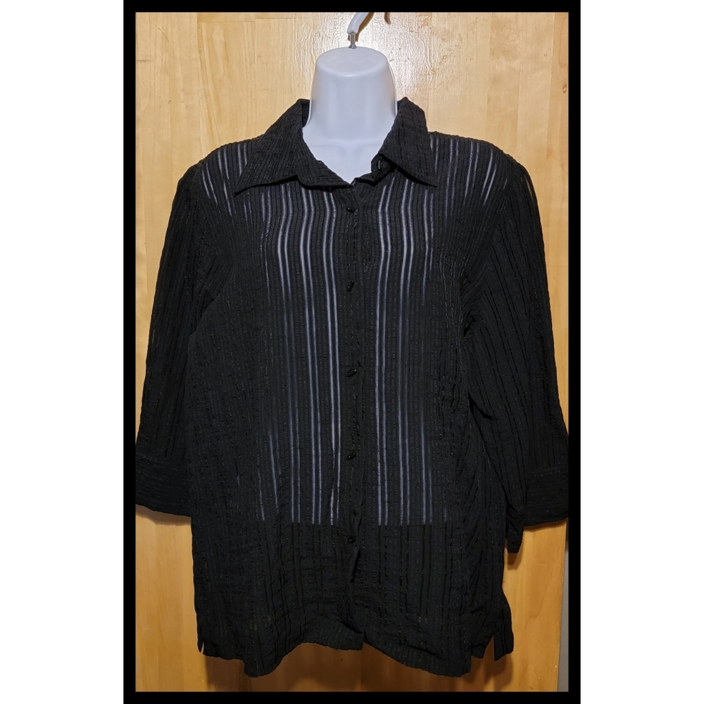Textured 3/4 sleeve button down blouse